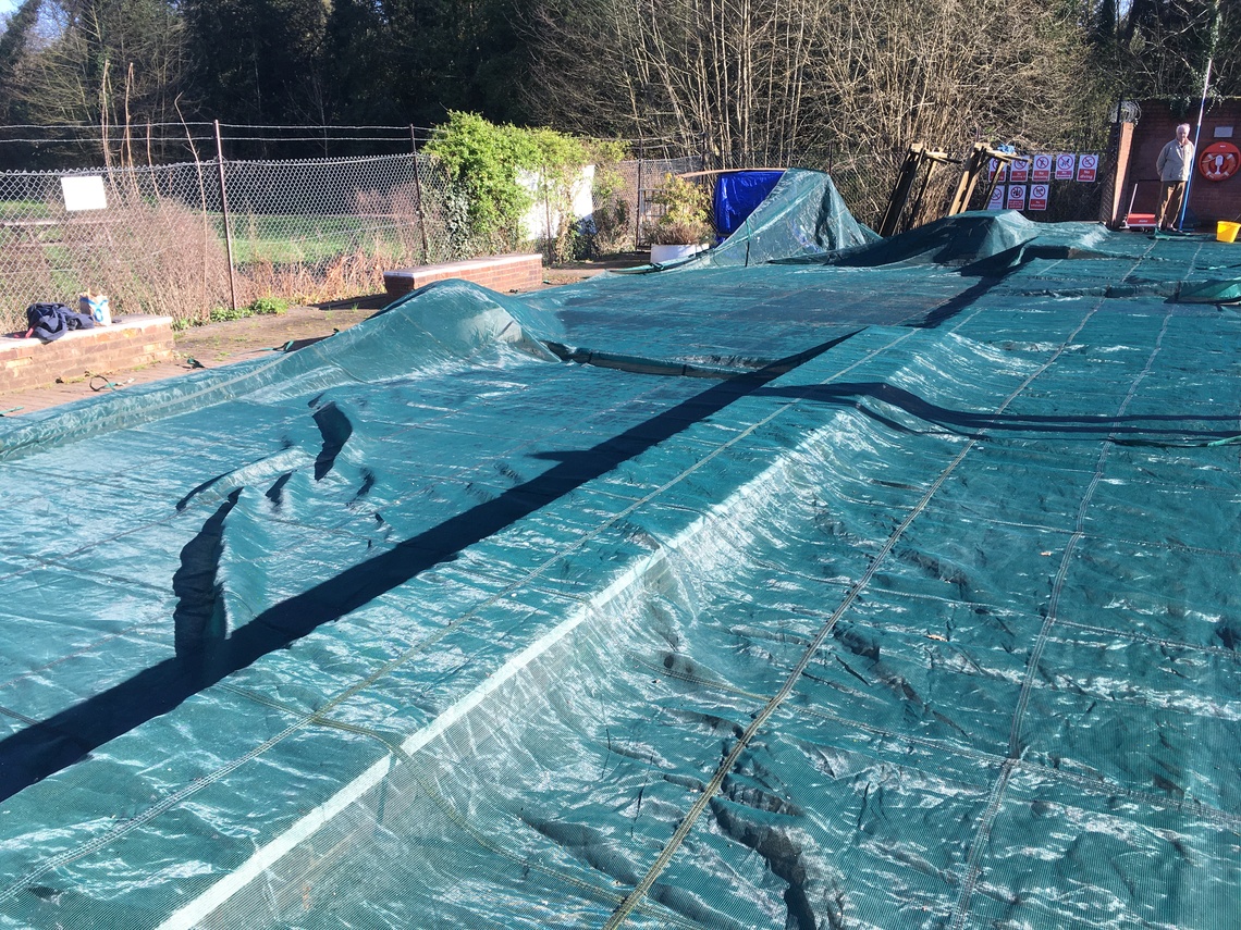 Cleaning and drying the winter cover after removal